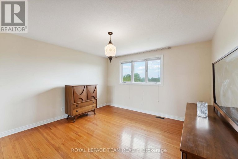 28358642/12-queen-anne-crescent/barrhaven-east/ottawa/ontario/K2C3H1_28