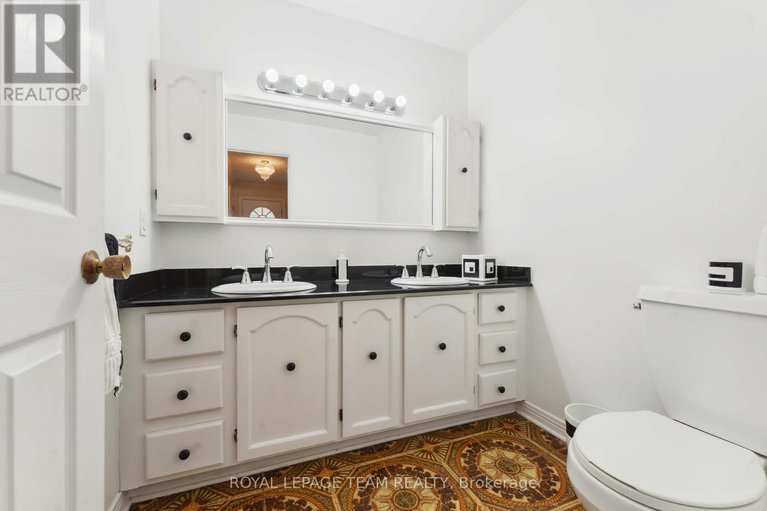 28358642/12-queen-anne-crescent/barrhaven-east/ottawa/ontario/K2C3H1_20