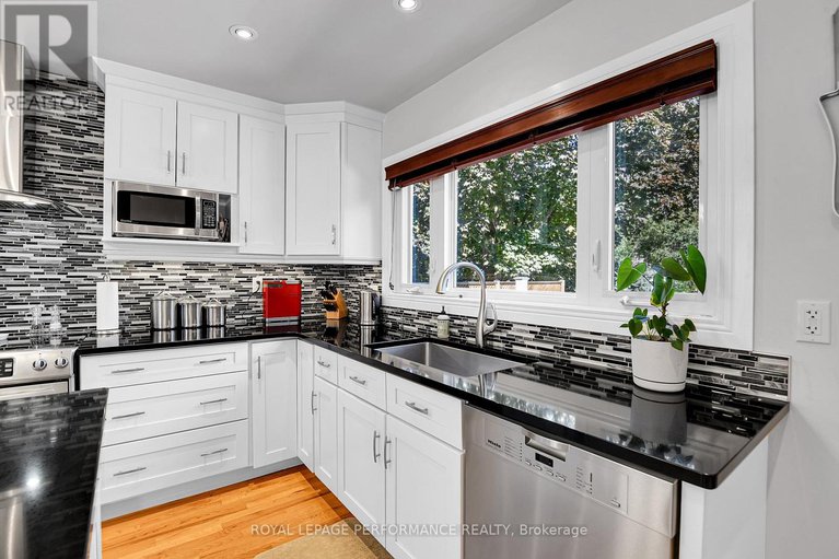 28996458/2239-webster-avenue/alta-vista/ottawa/ontario/K1H7H1_12