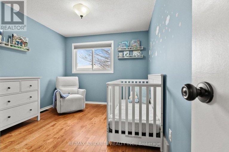 29316967/29-bentworth-crescent/craig-henrywoodvale/ottawa/ontario/K2G3X1_30