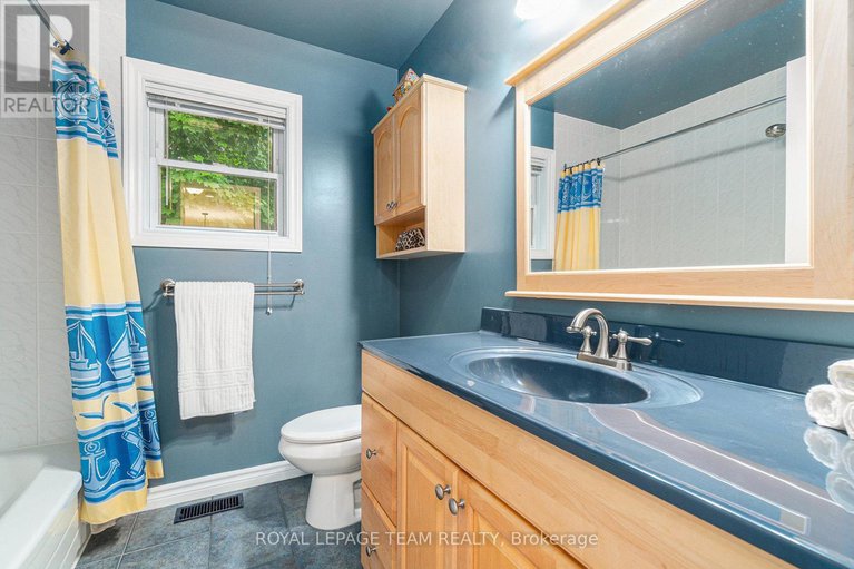 28451830/18-queenston-drive/richmond/ottawa/ontario/K0A2Z0_28