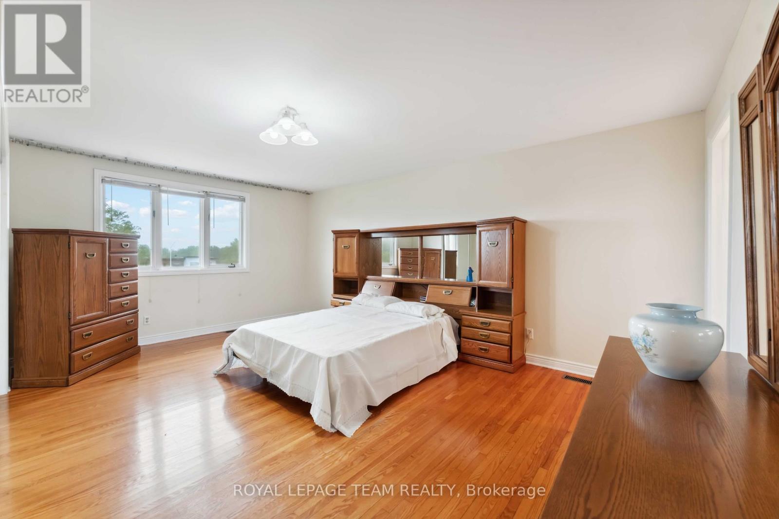12 Queen Anne Crescent