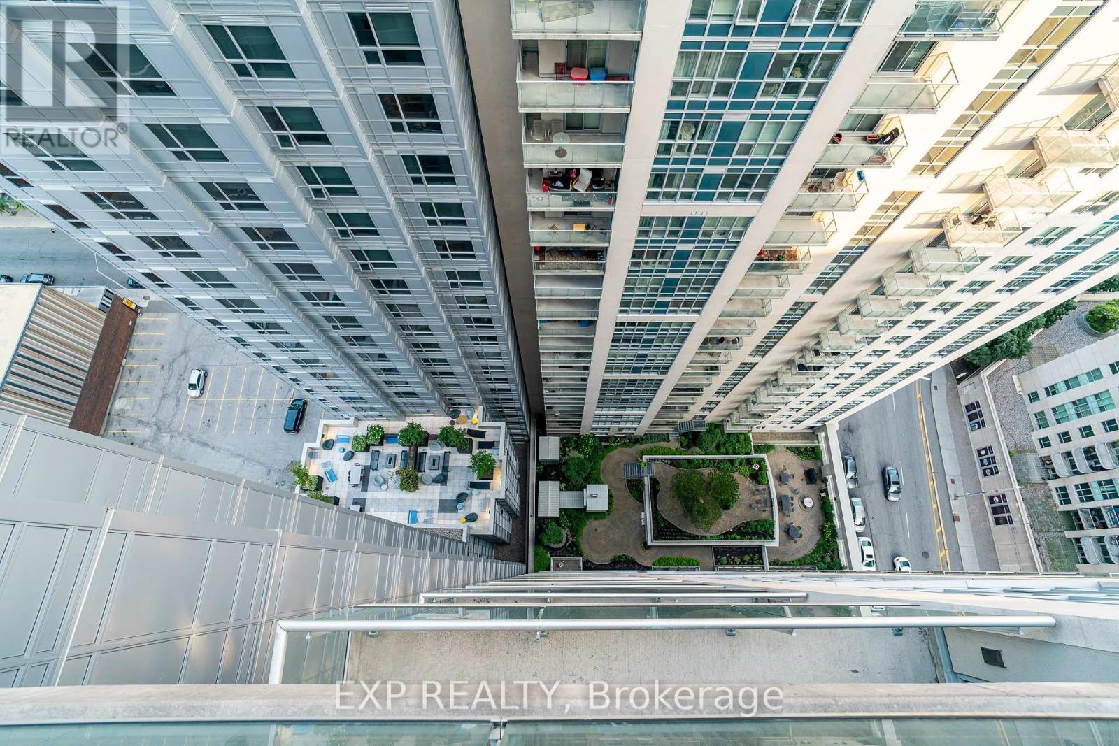 2606 - 242 Rideau Street