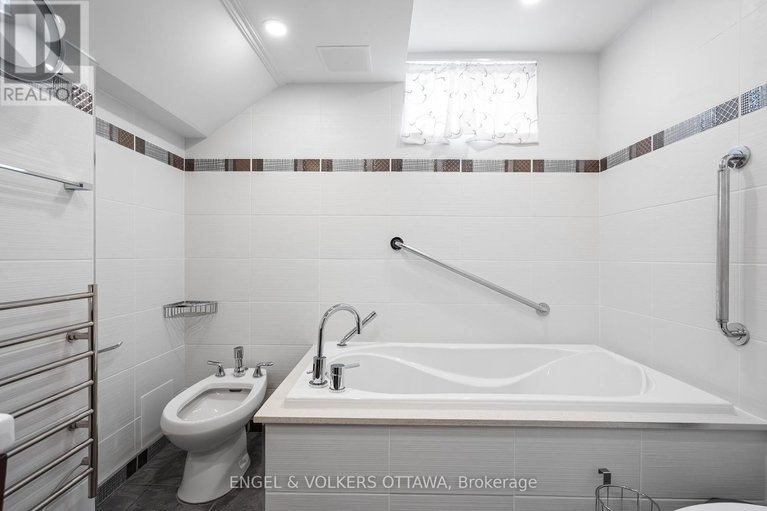 28957862/16-benson-street/borden-farmstewart-farmcarleton-heightsparkwood-hills/ottawa/ontario/K2E5J5_37