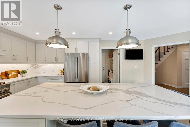 28838272/14-belton-avenue/stittsville-central/ottawa/ontario/K2S1G7_18