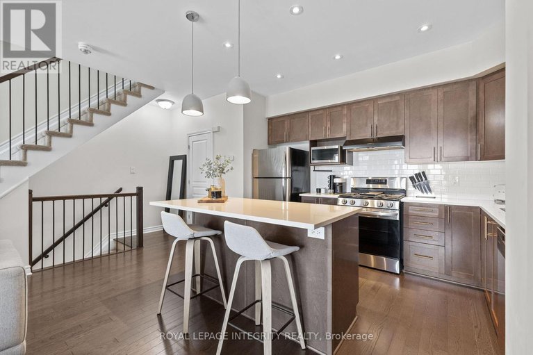 28756999/611-compass-street/mer-bleuebradley-estatesanderson-park/ottawa/ontario/K1W0J8_7
