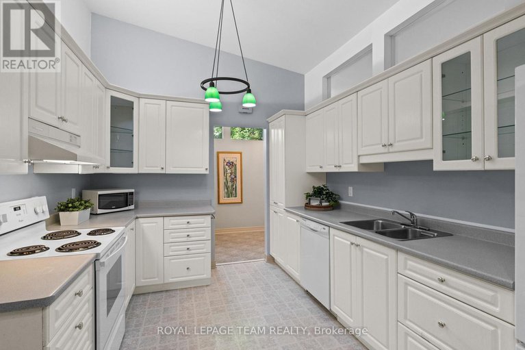 28660553/1952-fairbanks-avenue/alta-vistafaircrest-heights/ottawa/ontario/K1H5Y4_12