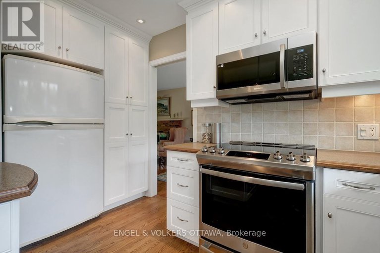 28812016/15-dickson-street/bruce-farmgraham-parkqualicumbellands/ottawa/ontario/K2H7H6_17