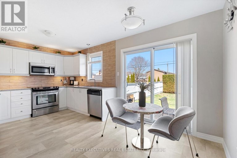 29633987/5520-bridlewood-court/iroquois/south-dundas/ontario/K0E1K0_3