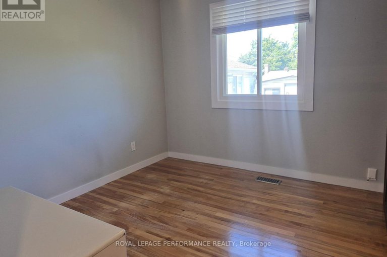 29035892/2529-roman-avenue/queensway-terrace-north/ottawa/ontario/K2B7X8_12