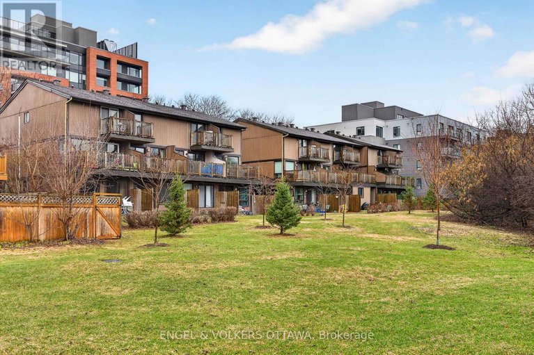 29616184/b-35-robinson-avenue/sandy-hill/ottawa/ontario/K1N8N8_18