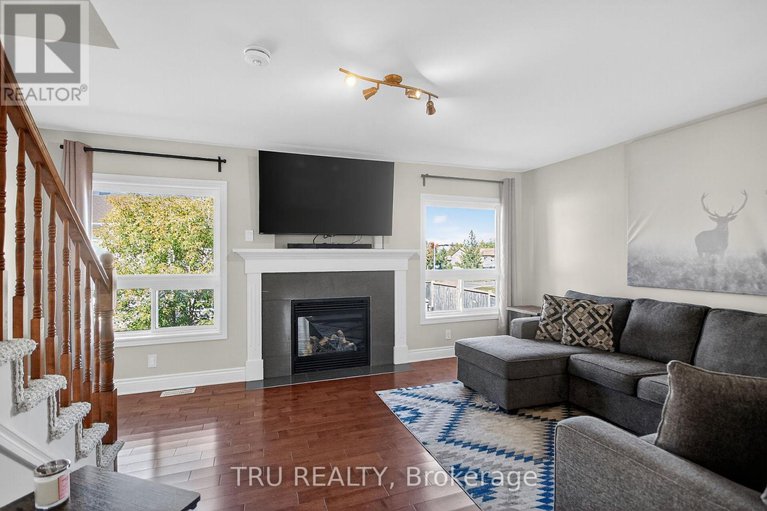 29412687/2642-palings-private/emerald-woodssawmill-creek/ottawa/ontario/K1T4A4_17