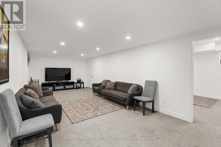 28389026/2714-hickson-crescent/redwood-park/ottawa/ontario/K2H6Y6_30