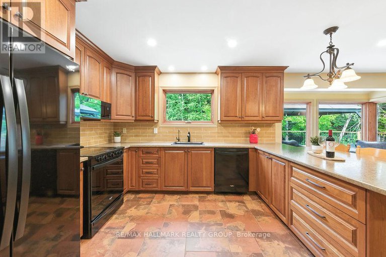 28875475/206-deerwood-drive/fitzroy-ward-south-west/ottawa/ontario/K0A2H0_9