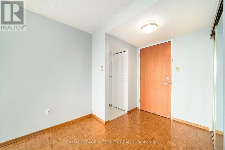 28635205/407-2759-carousel-crescent/emerald-woodssawmill-creek/ottawa/ontario/K1T2N5_6