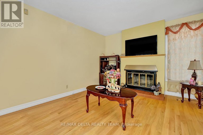 28875879/6096-meadowhill-crescent/chapel-hill/ottawa/ontario/K1C5R8_6