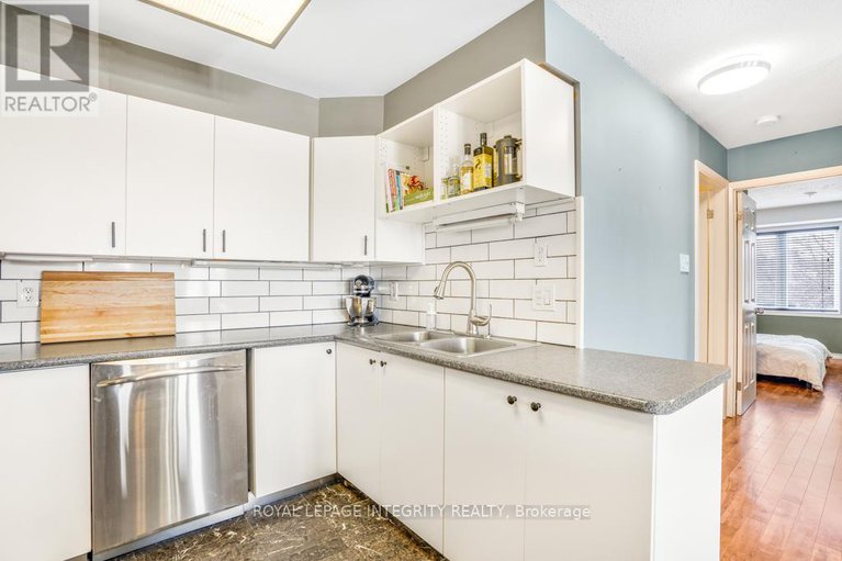 28746372/207-1825-marsala-crescent/fallingbrookpineridge/ottawa/ontario/K4A2E7_15