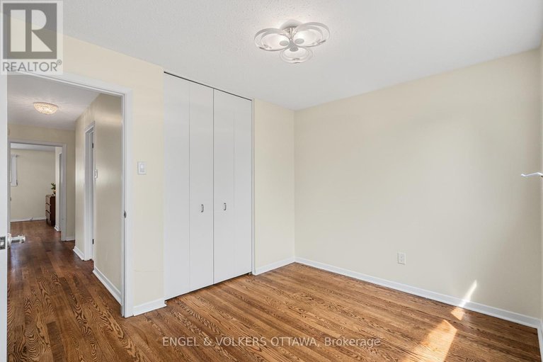 28957862/16-benson-street/borden-farmstewart-farmcarleton-heightsparkwood-hills/ottawa/ontario/K2E5J5_27