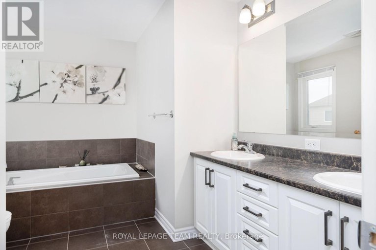 28163521/12-knockaderry-crescent/half-moon-bay/ottawa/ontario/K2C3H2_31