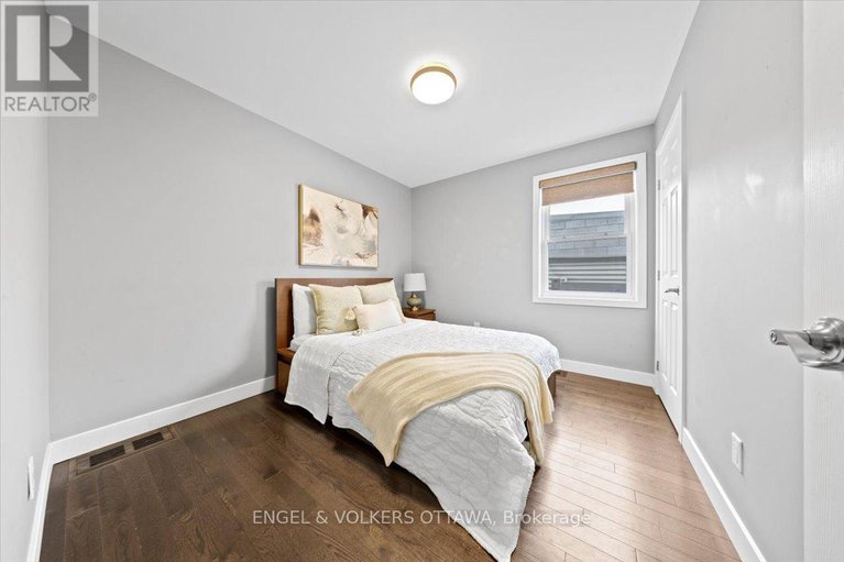 29439628/1005-gold-crescent/queensway-terrace-north/ottawa/ontario/K2B8C4_26