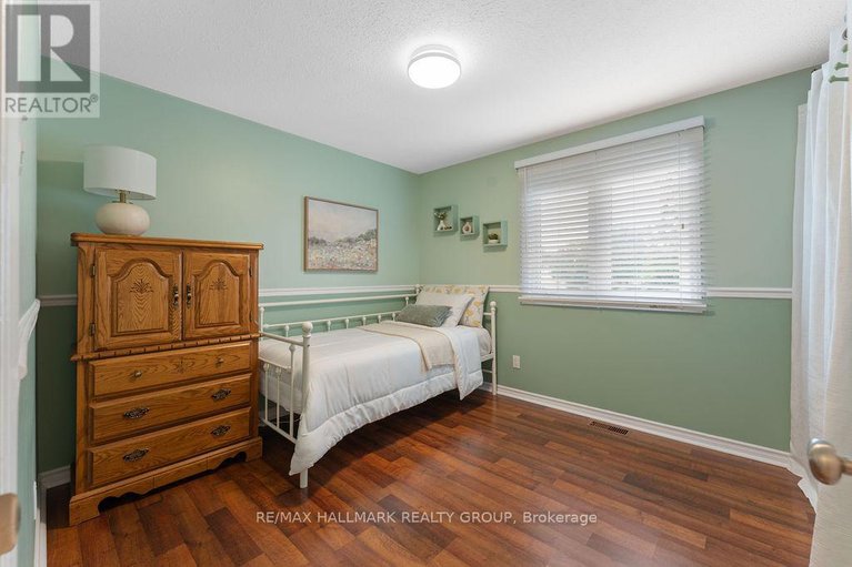 28907576/1570-marcoux-drive/bilberry-creekqueenswood-heights/ottawa/ontario/K1E2J9_25