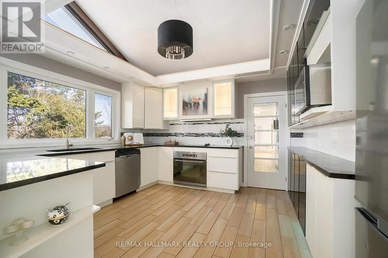28569647/1053-chelsea-drive/viscount-alexander-park/ottawa/ontario/K1K0M7_14
