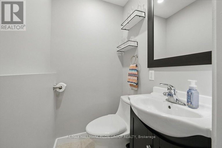 28420947/84-eastpark-drive/blackburn-hamlet/ottawa/ontario/K1B4A4_12