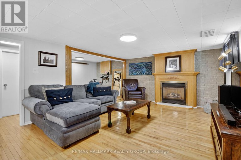 28891693/2074-featherston-drive/urbandale-acres/ottawa/ontario/K1H6R3_18