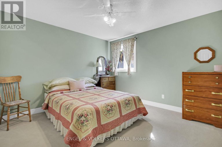 29119545/5593-whitewood-avenue-s/manotick-village-manotick-estates/ottawa/ontario/K4M1E1_17