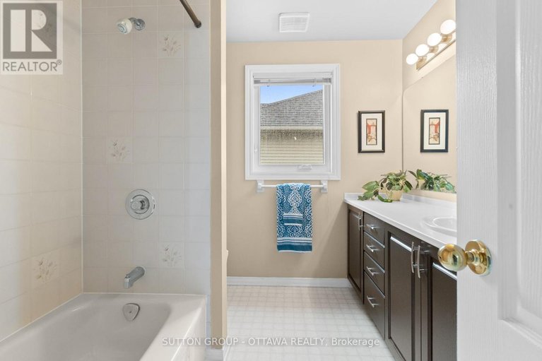 29615591/540-des-conifers-crescent/fallingbrookgardenway-south/ottawa/ontario/K4A3E2_34