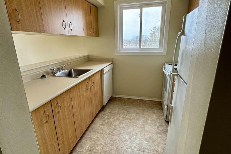 28188580/302-325-centrum-boulevard/bilberry-creekqueenswood-heights/ottawa/ontario/K1E3W8_4