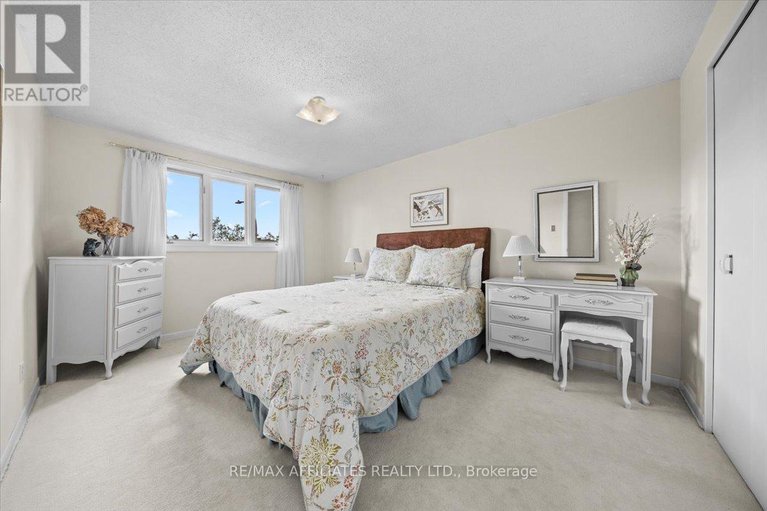 28785482/49-silver-aspen-crescent/blackburn-hamlet/ottawa/ontario/K1B3C3_27