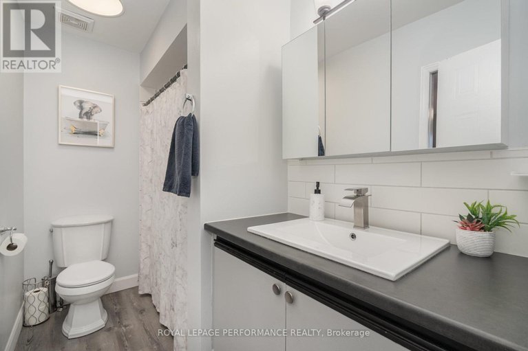 29036096/1150-chimney-hill-way/beacon-hill-south/ottawa/ontario/K1J8Z8_18