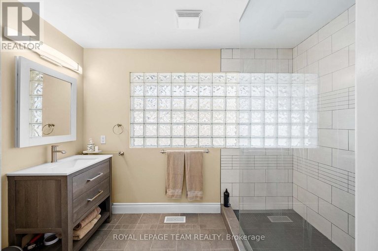 29669851/1986-fairbanks-avenue/alta-vistafaircrest-heights/ottawa/ontario/K1H5Y6_25