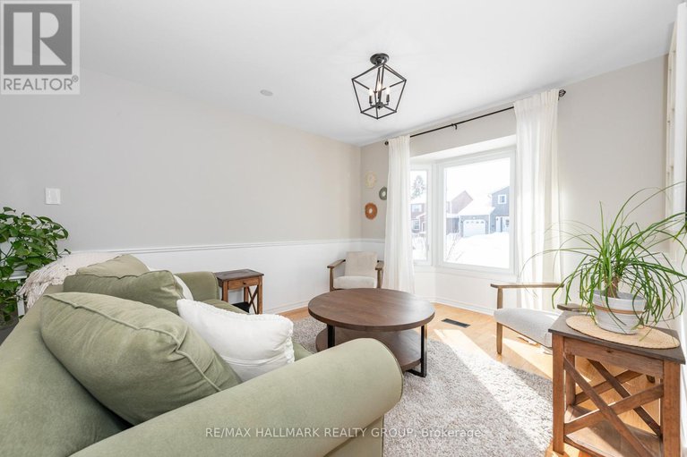 29349068/70-melanie-crescent/glencairnhazeldean/ottawa/ontario/K2L2J8_6