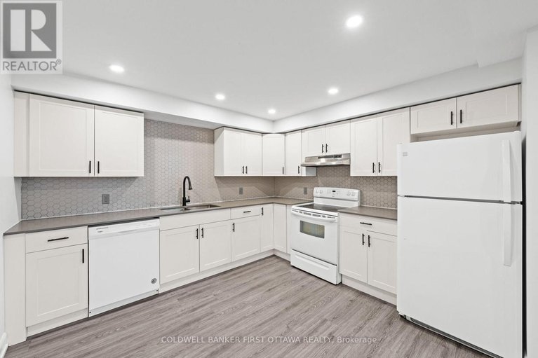 29689692/351-amiens-street/bilberry-creekqueenswood-heights/ottawa/ontario/K1E1P1_32