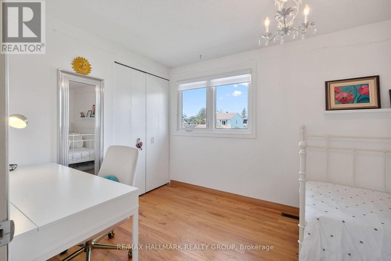 28610076/1352-baden-avenue/emerald-woodssawmill-creek/ottawa/ontario/K1T1V7_19