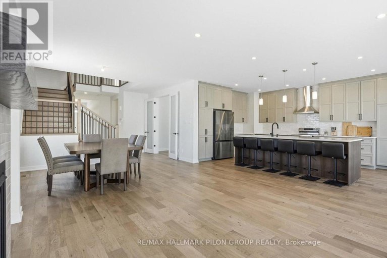 29329750/272-cornice-street/mer-bleuebradley-estatesanderson-park/ottawa/ontario/K1W0W4_5