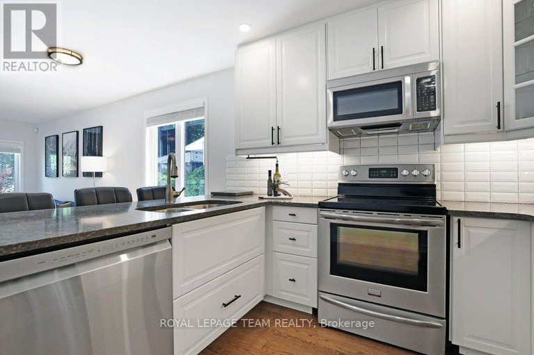 28522929/8-black-rivers-place/bridlewood/ottawa/ontario/K2M2E2_16
