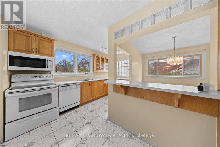 29678881/72-crownhill-street/cardinal-heights/ottawa/ontario/K1J7K8_6