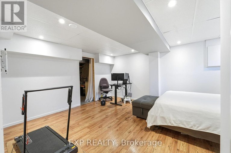 29366242/78-36-barrow-crescent/katimavik/ottawa/ontario/K2L2K1_31