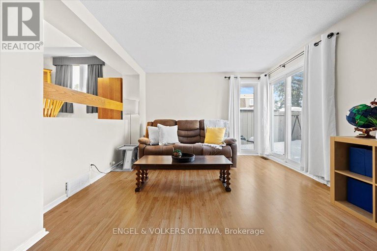 29422354/a-1753-lamoureux-drive/queenswood-heights-south/ottawa/ontario/K1E2N3_13