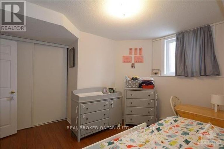 28410875/123-briston-private/hunt-club-park/ottawa/ontario/K1G5R1_12