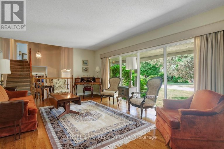 28812016/15-dickson-street/bruce-farmgraham-parkqualicumbellands/ottawa/ontario/K2H7H6_10