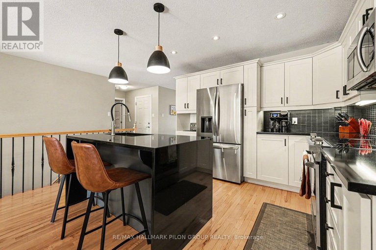 29541986/18-abbey-crescent/village-of-russell/russell/ontario/K4R0B5_4