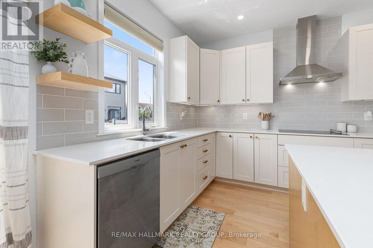 28477772/258-fountainhead-drive/mer-bleuebradley-estatesanderson-park/ottawa/ontario/K1W0H4_12