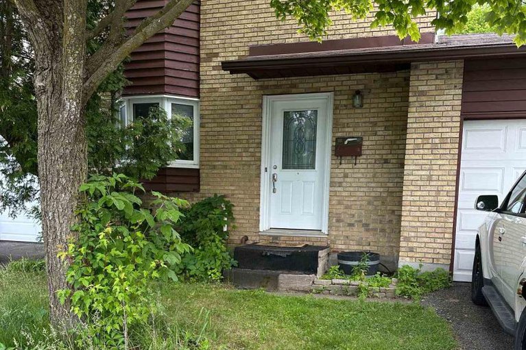 28509470/322-des-epinettes-avenue/queenswood-heights-south/ottawa/ontario/K1E2L6_1