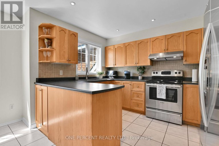 28463418/2572-alanis-private/emerald-woodssawmill-creek/ottawa/ontario/K1T4A1_16