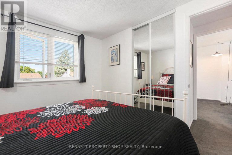 28778645/846-borland-drive/chatelaine-village/ottawa/ontario/K1E1X5_17