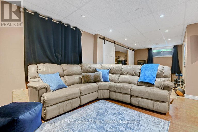 28863852/1916-montmere-avenue/notting-hillsummerside/ottawa/ontario/K4A0E7_32